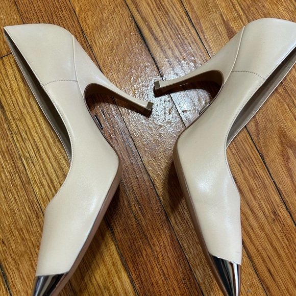MICHAEL KORS  Made In Italy Beige Leather Silver Cap Pointed Toe Bumps Size 38 - Picture 4 of 9